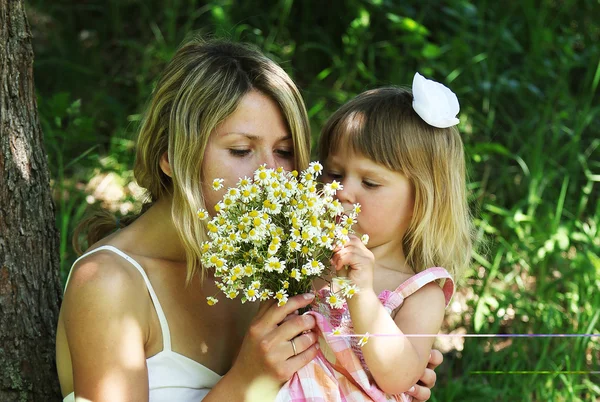 Vakre, lille jente med sin mor i naturen – stockfoto