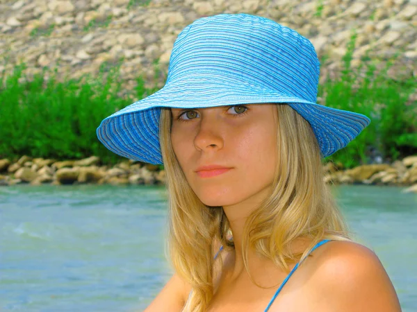 Młoda dziewczyna w kapeluszu na zewnątrz — Zdjęcie stockowe