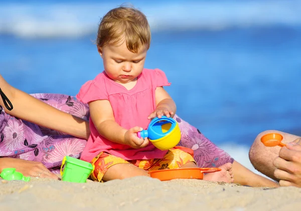 Barn leker på stranden vid havet — Stockfoto