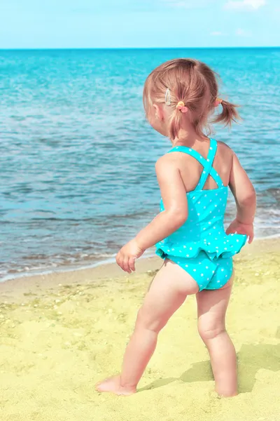Kleines Mädchen am Ufer des Meeres — Stockfoto