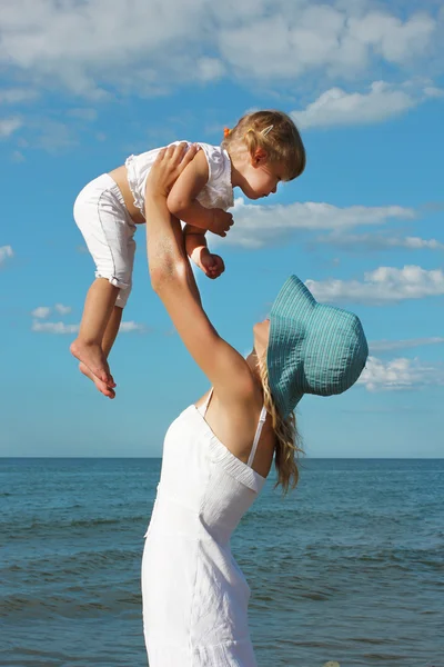 Μαμά με το παιδί στις όχθες της θάλασσας — Φωτογραφία Αρχείου