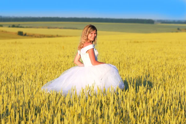 小麦的字段上的新娘 — 图库照片