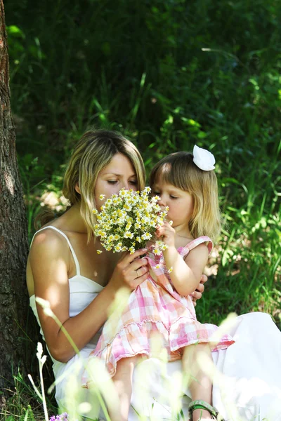 Menina bonita com sua mãe na natureza — Fotografia de Stock