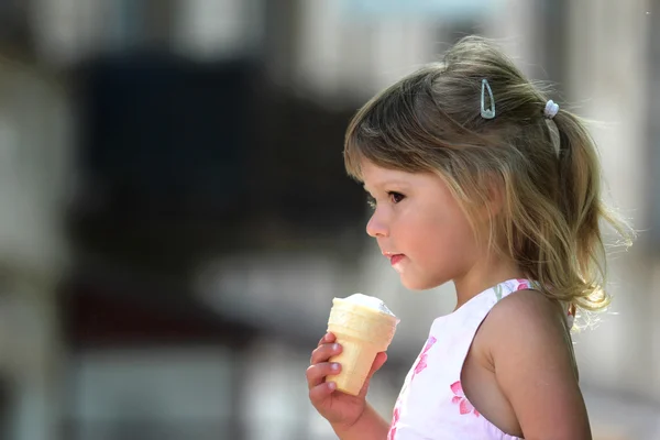 Mała dziewczynka jedząca lody — Zdjęcie stockowe