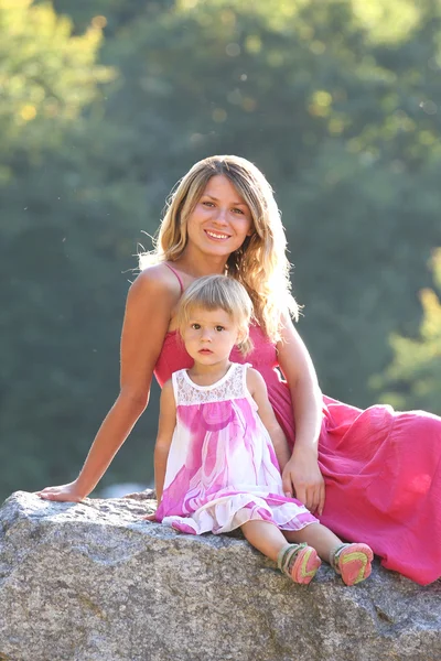 En ung mor med sin dotter på natur — Stockfoto