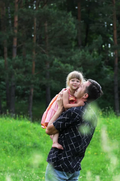 Joven padre con su hija —  Fotos de Stock