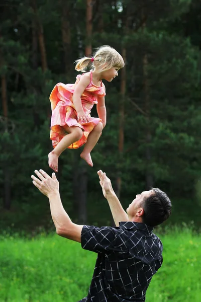 Tânărul tată cu fiica lui — Fotografie, imagine de stoc