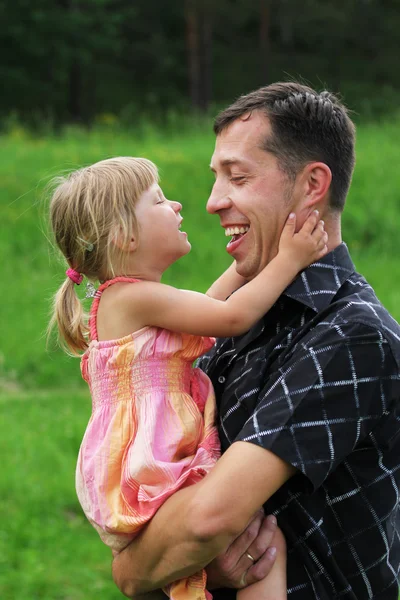 그의 딸과 함께 젊은 아버지 — 스톡 사진