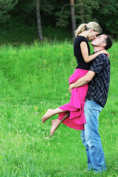 Молодая пара влюблённая на открытом воздухе — стоковое фото