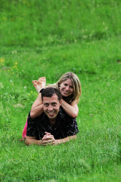 Um jovem casal apaixonado ao ar livre — Fotografia de Stock