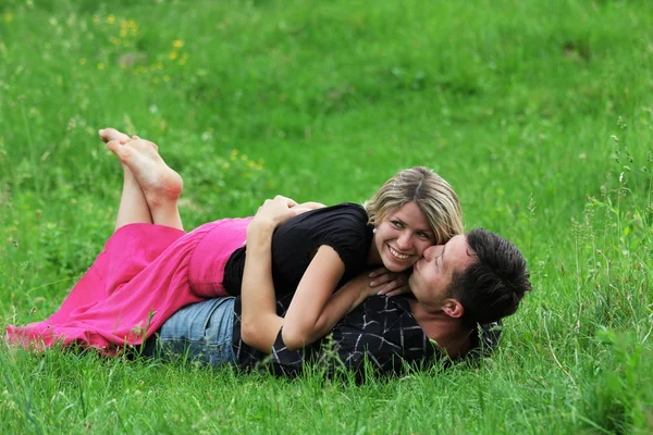 Ein junges verliebtes Paar im Freien — Stockfoto