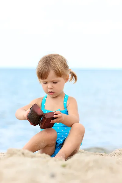Kis lány a tengerparton — Stock Fotó