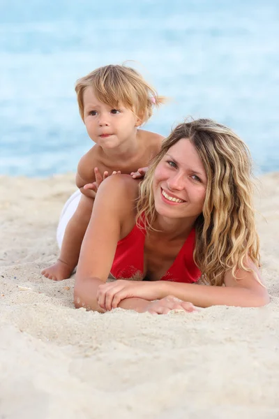 Мать с ребенком на берегу моря — стоковое фото