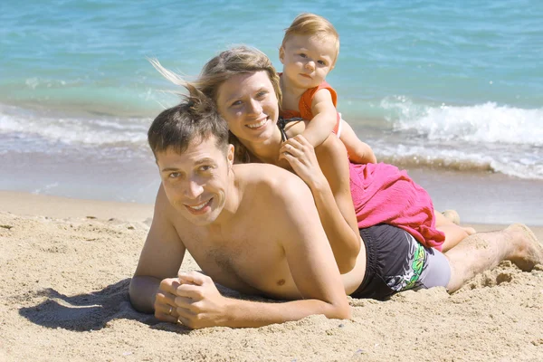 Deniz kıyısında aile — Stok fotoğraf