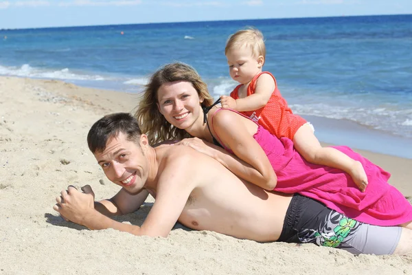 Familjen på stranden av havet — Stockfoto