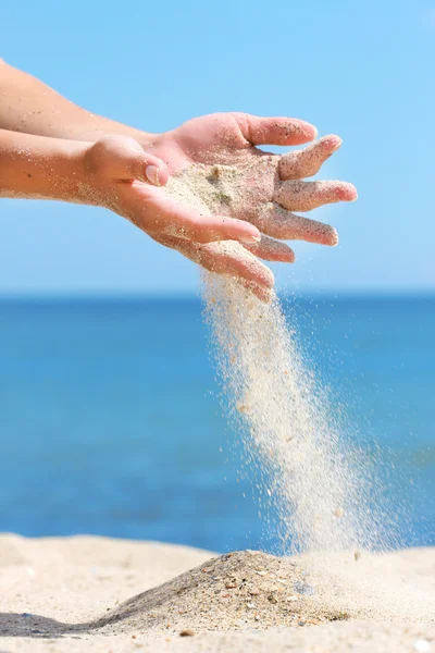 Händer hälla sand — Stockfoto