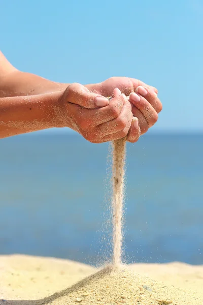 Händer hälla sand — Stockfoto