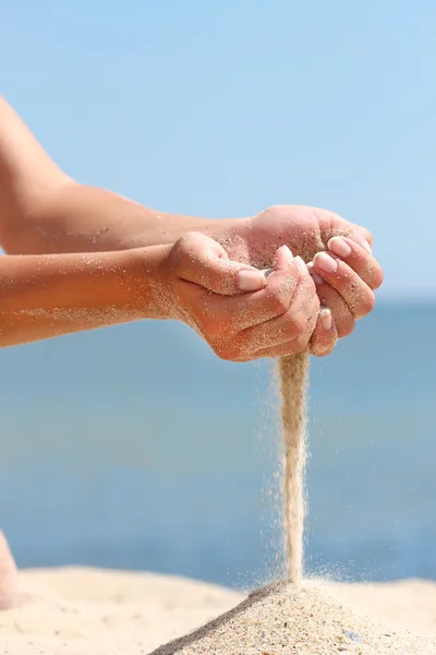 Mãos derramando areia — Fotografia de Stock