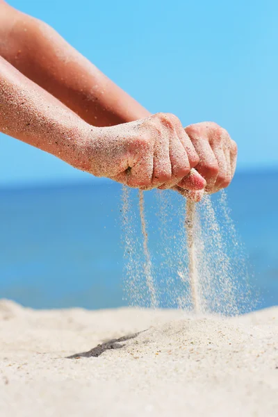 Mãos derramando areia — Fotografia de Stock