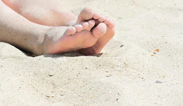 Samičí nohy v písku — Stock fotografie