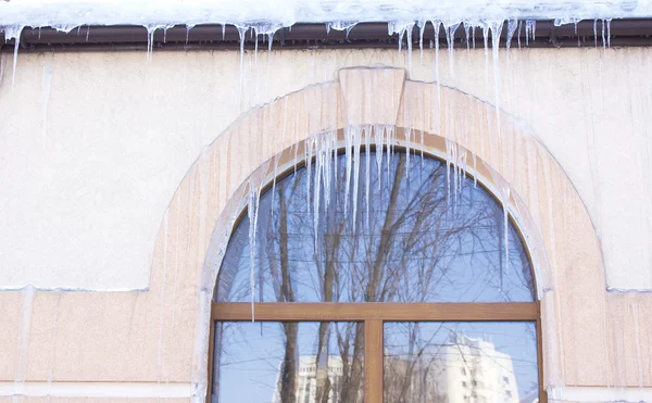Penceredeki buz saçakları — Stok fotoğraf