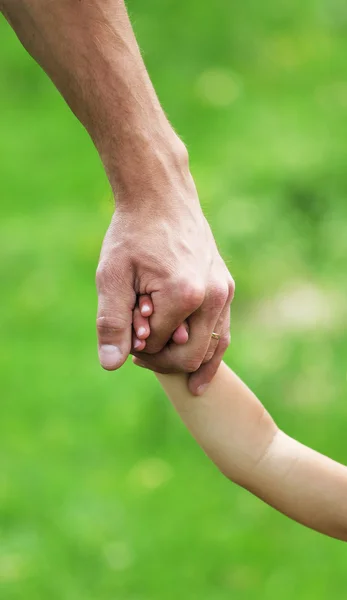 Отец и ребенок держатся за руки — стоковое фото