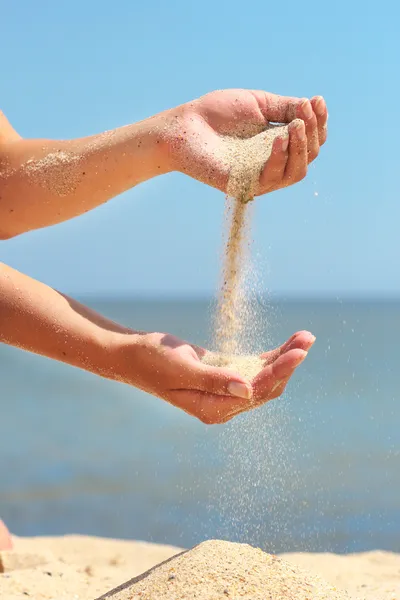 Hands pouring the sand — Stock Photo, Image