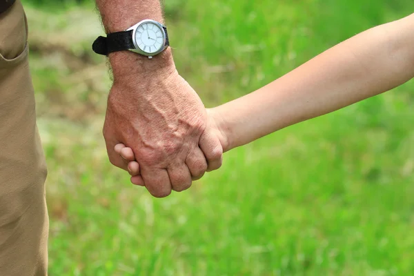 Otec dává ruku dítě — Stock fotografie