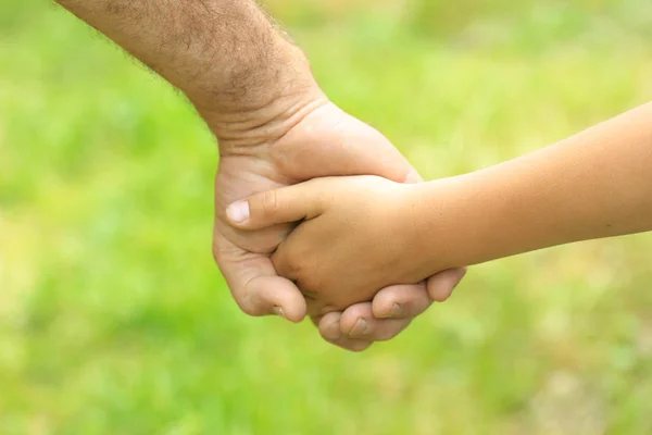 Vater reicht einem Kind die Hand — Stockfoto