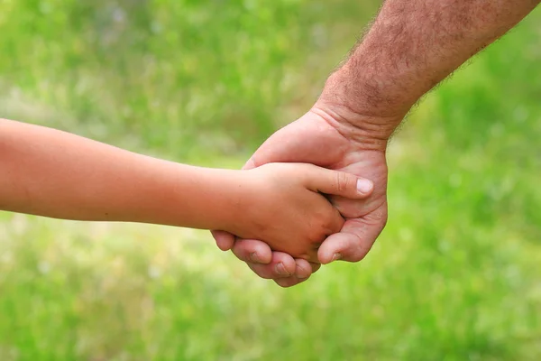 Pai dá a mão a uma criança — Fotografia de Stock