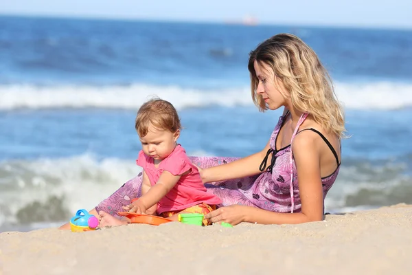海の海岸で赤ちゃんと母 — ストック写真