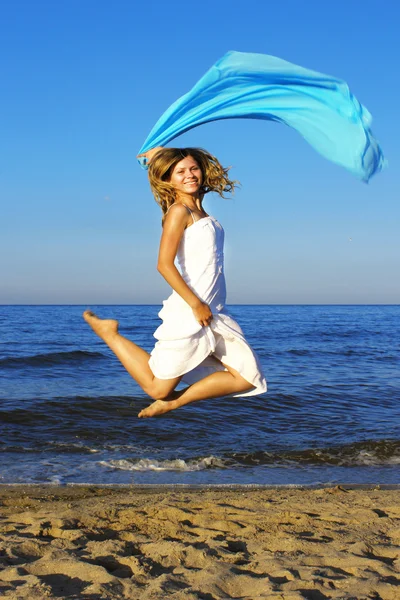 Girl jumping on beach — Stock Photo, Image