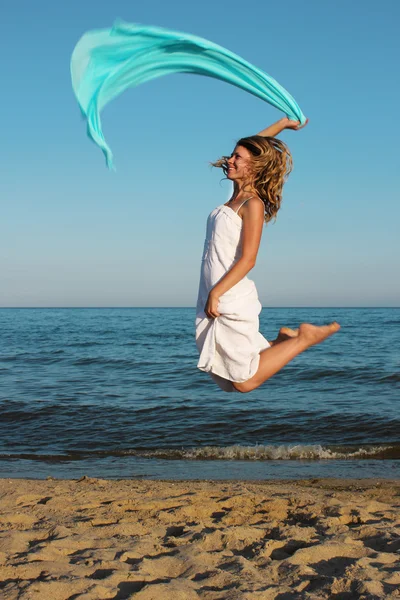 Girl jumping on beach — Stock Photo, Image