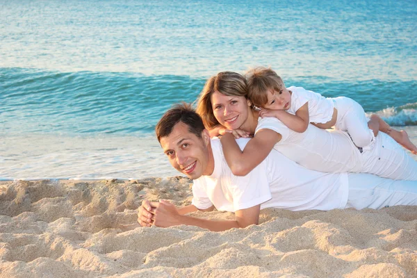 Familie på havets strand – stockfoto