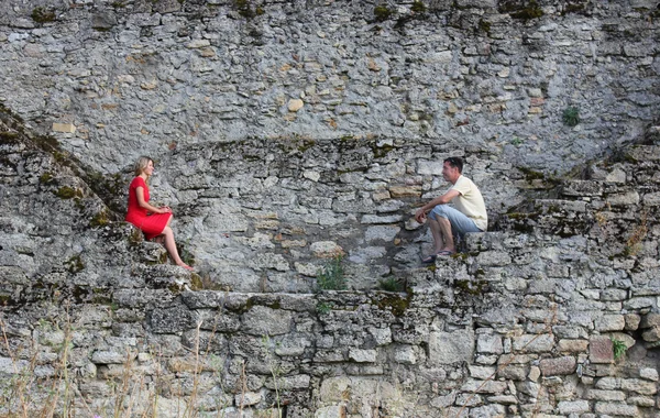 Ein junges Paar auf den Ruinen — Stockfoto