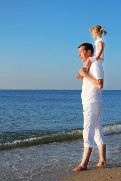 Pappa med barn vid stranden av havet — Stockfoto
