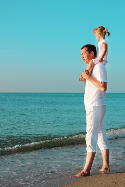 Pappa med barn vid stranden av havet — Stockfoto