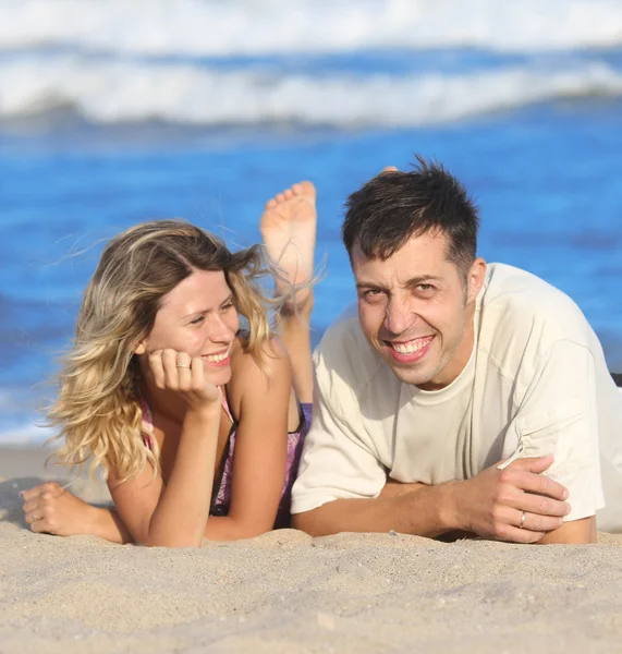 Couple on the shore of the sea — Stock Photo, Image