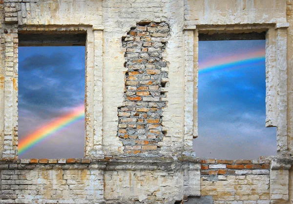 Ziegelmauer und ein Regenbogen — Stockfoto