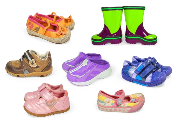 孤立した子供たちの靴のコレクション — ストック写真