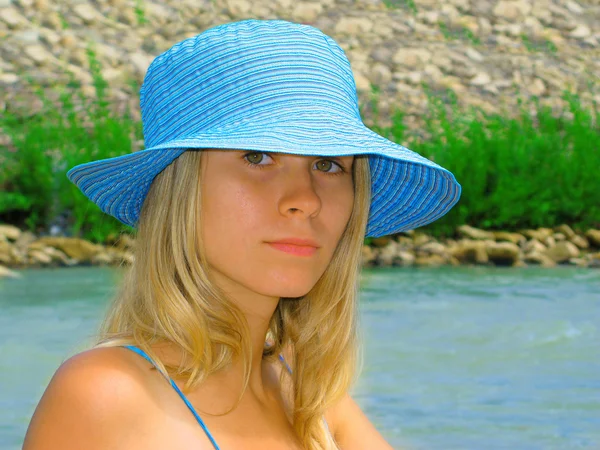 Młoda dziewczyna w kapeluszu na zewnątrz — Zdjęcie stockowe
