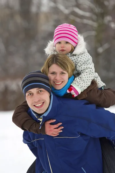 家庭在冬季公园 — 图库照片
