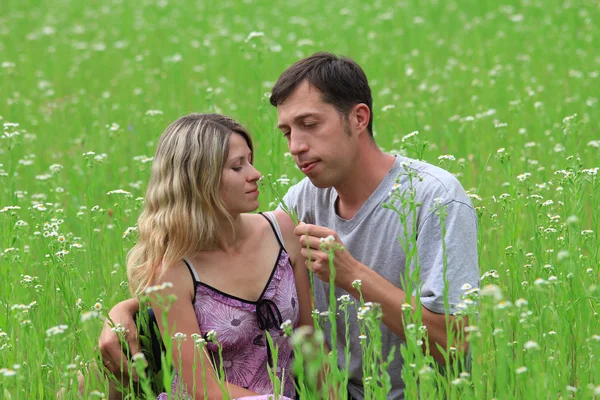Un jeune couple amoureux sur l'herbe — Photo