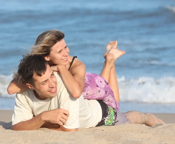 Verliebtes Paar im Sand — Stockfoto