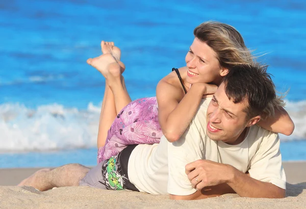 Pasangan yang jatuh cinta di pasir — Stok Foto