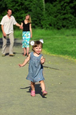 doğada küçük kızı olan bir aile