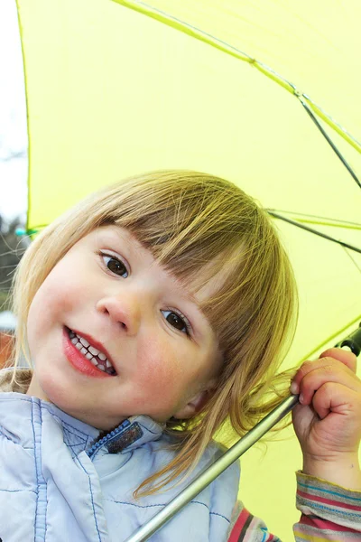 En vacker liten flicka med paraply — Stockfoto