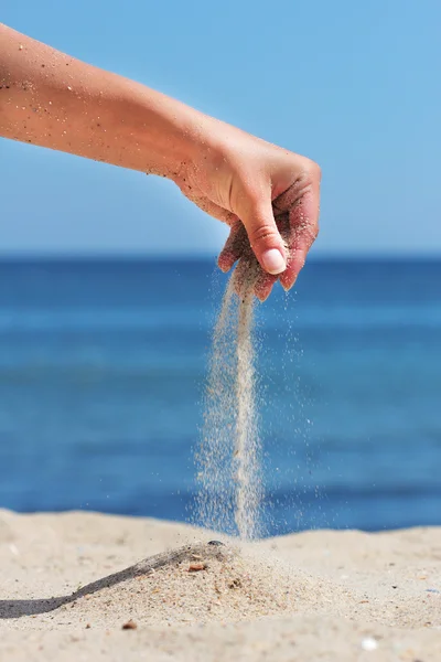 Hand pours sand — Stock Photo, Image