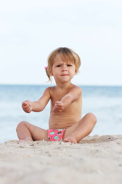 Liten flicka på stranden vid havet — Stockfoto