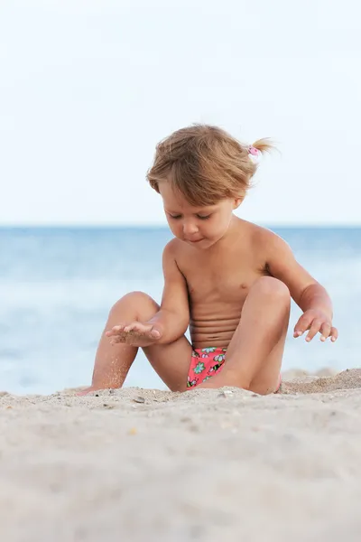 Kislány a tenger partján — Stock Fotó